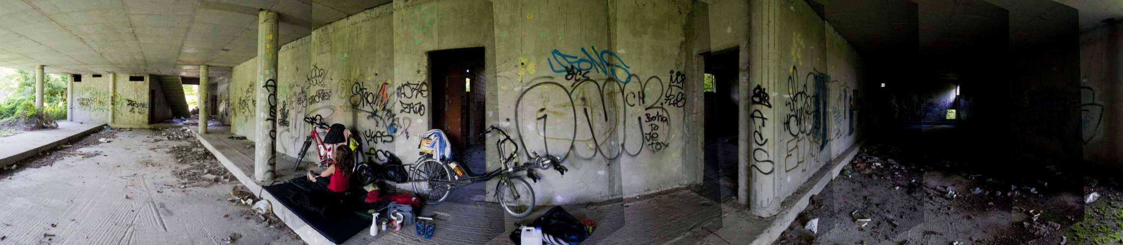 ﻿Neunte Nacht. Die Schnaken bei Bratislava waren die Hölle. Wir mussten uns in diesen abgefuckten Rohbau zurückziehen, um einigermaßen Ruhe zu haben.