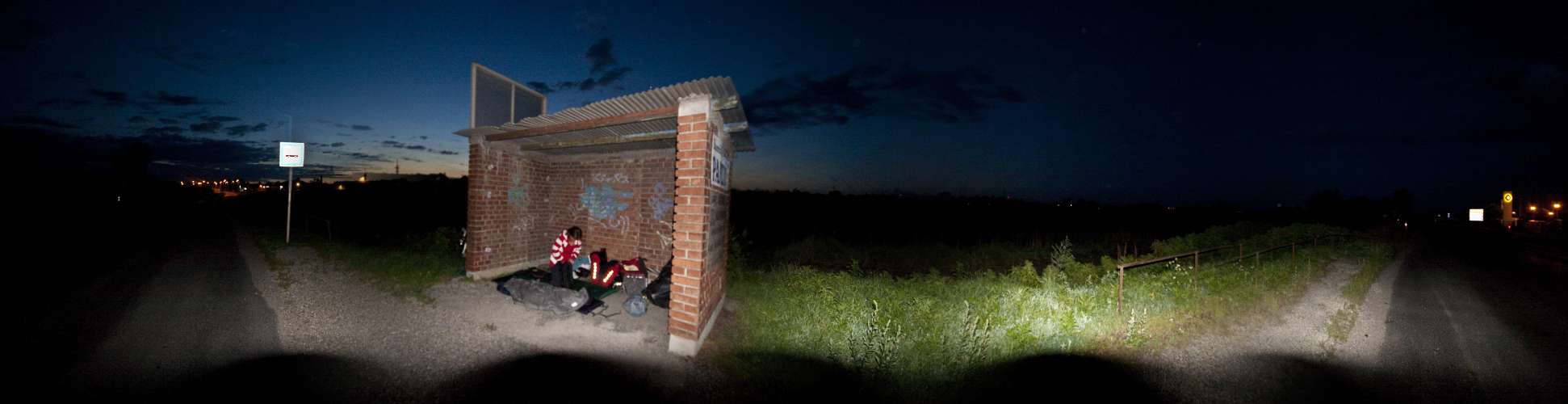 ﻿Zehnte Nacht. In der Stadt Györ haben wir keine gescheite Bleibe gefunden. Ein Sturm zieht auf, deshalb suchen wir Schutz in dieser kleinen Bushaltestelle. Der Sturm wurde richtig heftig! Wir bekamen eine Menge Sand ins Gesicht gepeitscht und hatten Angst um die Hütte.