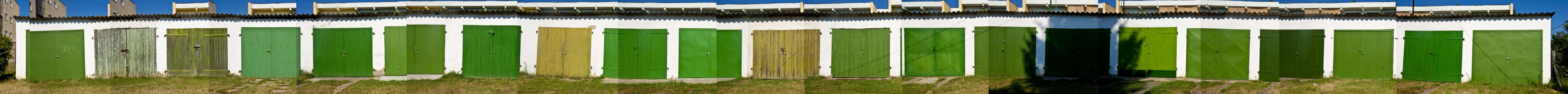 ﻿Postkommunistisches Garagenpanorama. Vergrößern und durchscrollen.