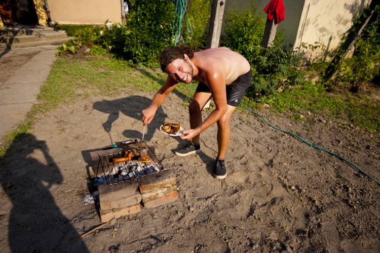 ﻿Gartenparty. Zum Abschluss der Gartenarbeiten haben wir ein kleines Grillfest bei der Lola-Oma veranstaltet. Endlich mal wieder Leben in ihrer Umgebung!