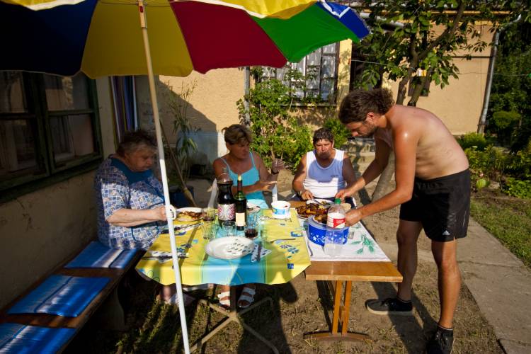 ﻿Gartenparty. Zum Abschluss der Gartenarbeiten haben wir ein kleines Grillfest bei der Lola-Oma veranstaltet. Endlich mal wieder Leben in ihrer Umgebung!