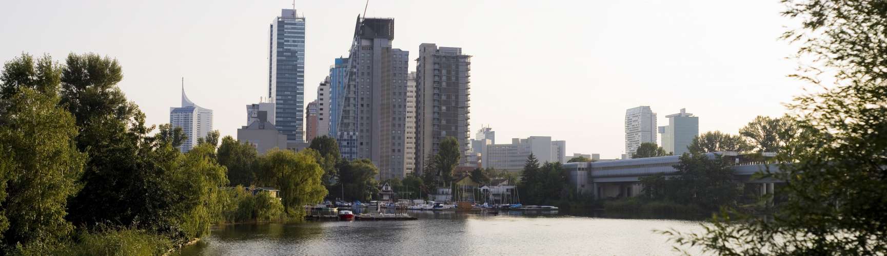 ﻿Das alte Donauufer. Sehr schön, ein Erholungsgebiet mitten in der Stadt.