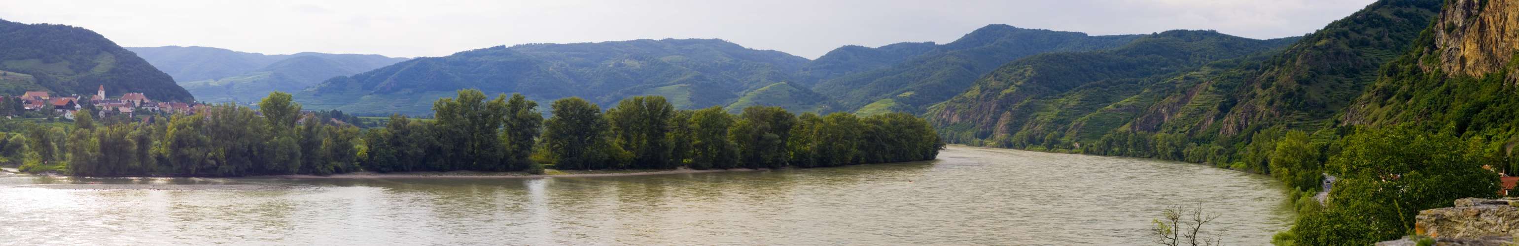 ﻿Die wunderschöne Wachau. Diesmal auf der anderen Donauseite. Eine herrliche Gegend mit tollen, sehr alten Weindörfern. Ein lohnendes Urlaubsziel!