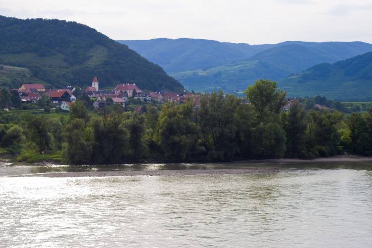 ﻿Die wunderschöne Wachau. Diesmal auf der anderen Donauseite. Eine herrliche Gegend mit tollen, sehr alten Weindörfern. Ein lohnendes Urlaubsziel!