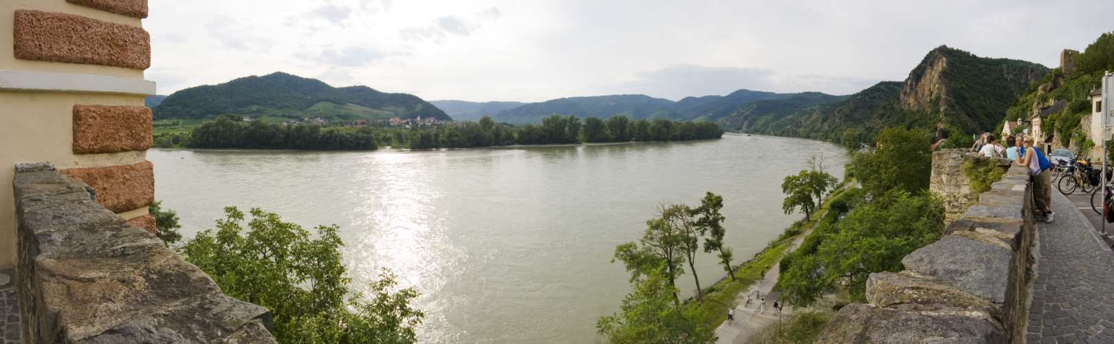 ﻿Die wunderschöne Wachau. Diesmal auf der anderen Donauseite. Eine herrliche Gegend mit tollen, sehr alten Weindörfern. Ein lohnendes Urlaubsziel!