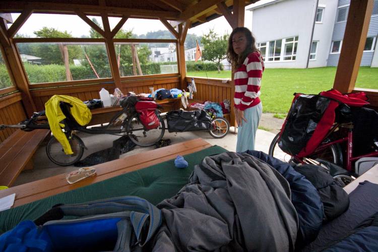 ﻿Vierte Nacht. Unsere beste Schlafgelegenheit: eine Hütte im Schulhof von Pochenau. Nur 50 m zu einem herrlichen Kiesstrand an der Donau, alles schön sauber und geschützt. Fünf Sterne, gerne wieder! :-)