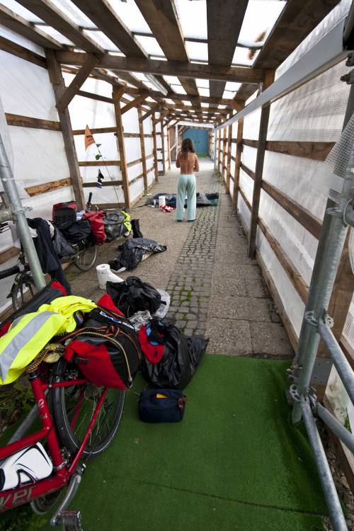 ﻿Fünfte Nacht Mittlerweile sind wir auf den Trichter gekommen, dass Schulen in den Ferien gute Übernachtungsorte sind. Hier auf einer Schulbaustelle in einem Dorf kurz vor Deggendorf in einem provisorischen Brettergang.