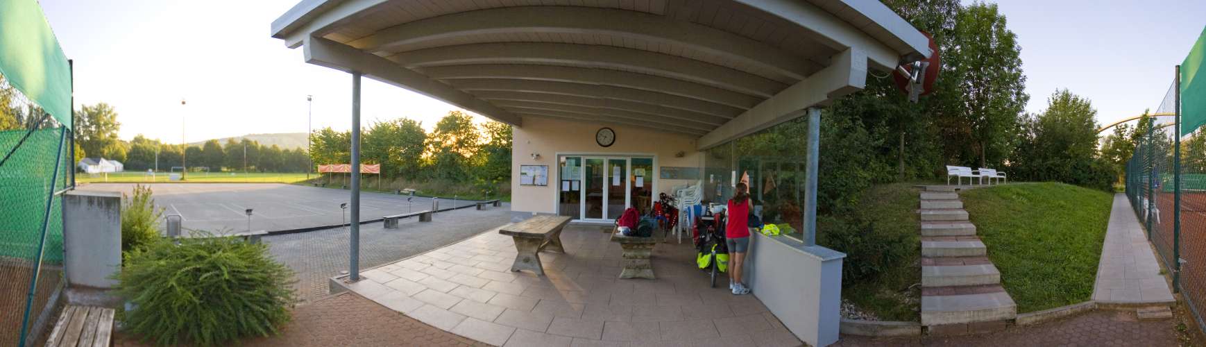 ﻿Sechste Nacht. Der Sportplatz bei Regensburg war auf der Hinfahrt eine so gute Übernachtungsstelle gewesen, dass wir an diesem Tag etwas früher Feierabend gemacht haben, um wieder dort schlafen zu können.