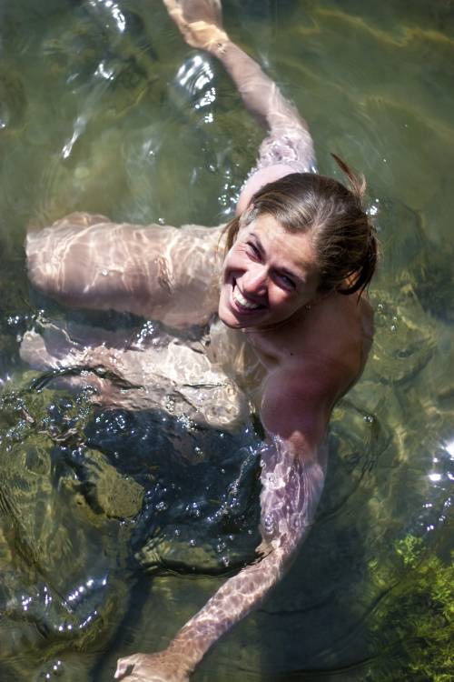 ﻿Auch Judit kommt ins eiskalte Wasser.