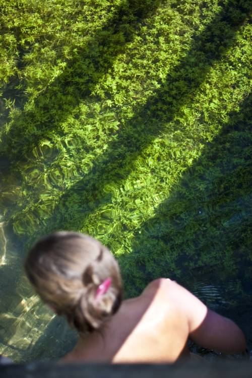 ﻿Auch Judit kommt ins eiskalte Wasser.