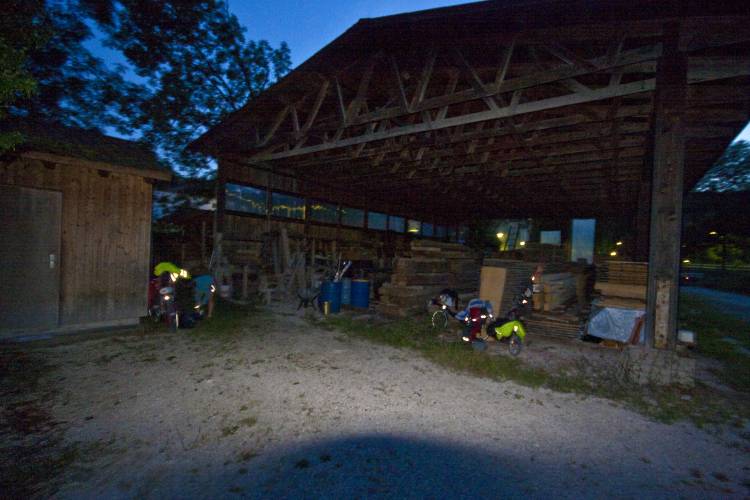 ﻿Siebte Nacht. Holzlager eines sehr besorgten Zimmermanns in Eichstätt.