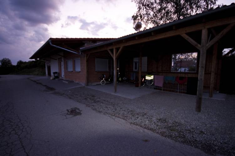 ﻿Achte Nacht. Bewährt als Schlafplatz: Sportplatz-Hütten.