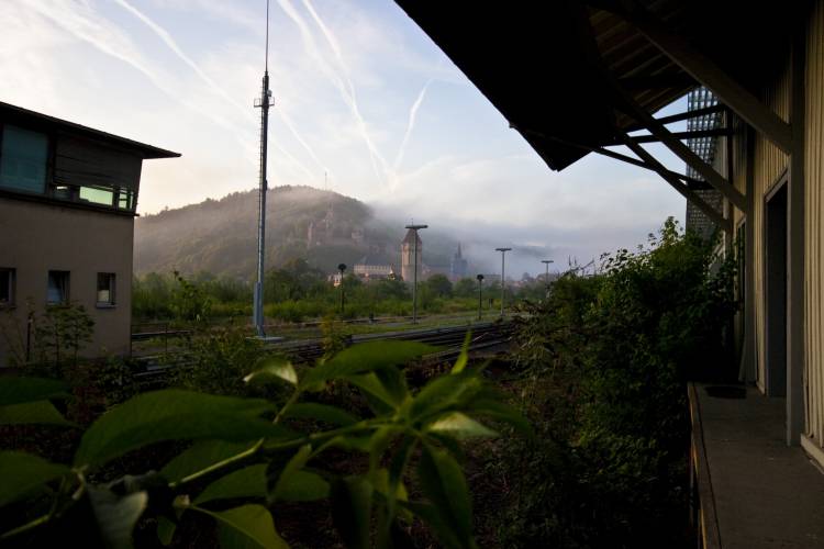 ﻿Neunte Nacht. Unsere letzte Übernachtung im Freien. Gegenüber der Burg von Wertheim auf der Laderampe einer Lagerhalle am Bahnhof.