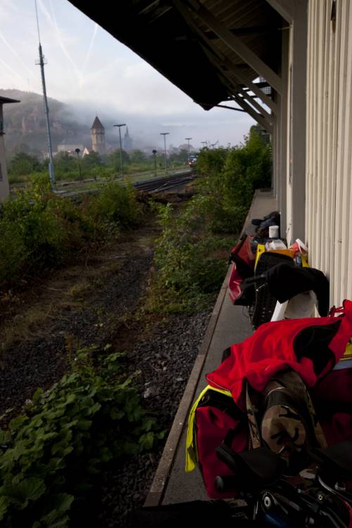 ﻿Neunte Nacht. Unsere letzte Übernachtung im Freien. Gegenüber der Burg von Wertheim auf der Laderampe einer Lagerhalle am Bahnhof.