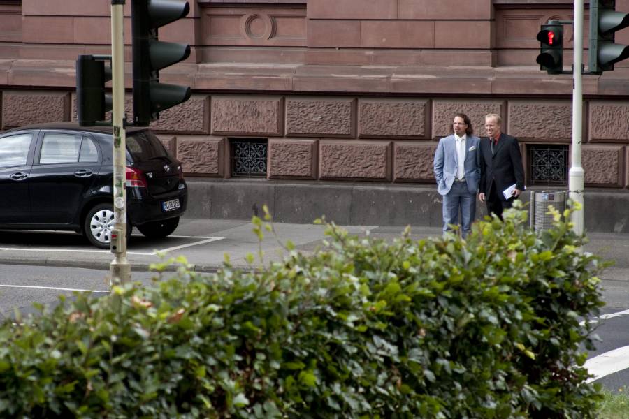 Für den Bräutigam steht derweil die Ampel noch auf Rot.