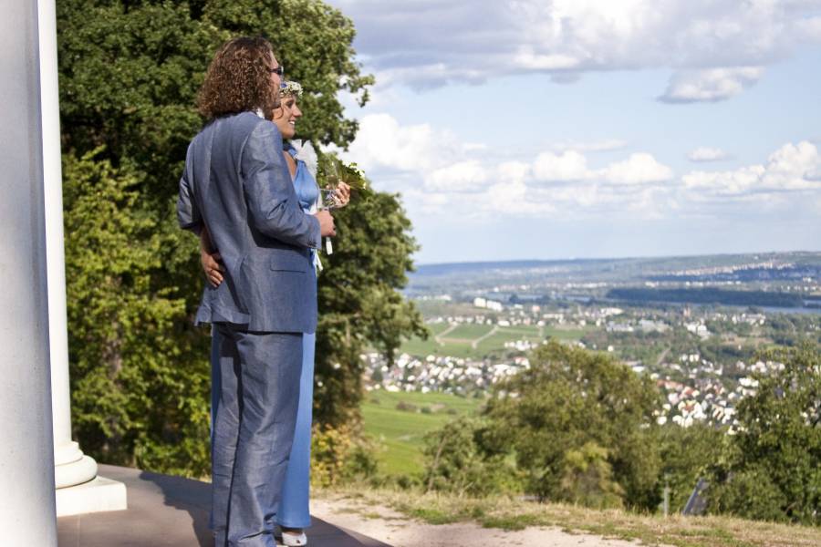 Mit Blick auf den Rhein und ...