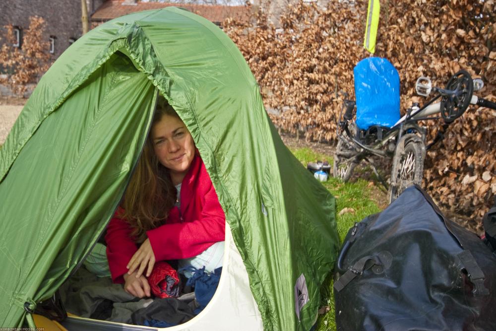 ﻿Erste Nacht. Wir haben unser Zelt auf einem Mini-Campingplatz bei Ohé En Laak aufgeschlagen.