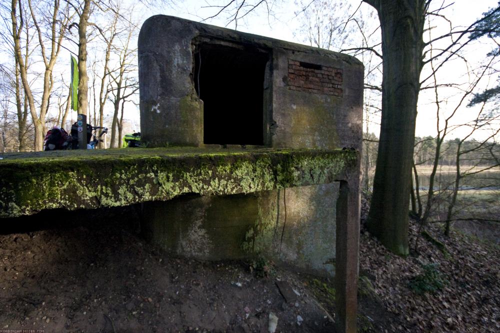 ﻿Zweite Nacht. Völlig durchnässt haben wir am Abend Unterschlupf in diesem Bunker gefunden.