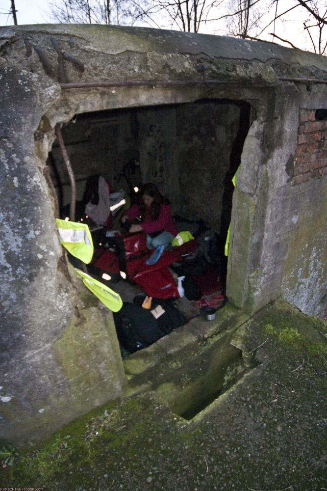 ﻿Zweite Nacht. Völlig durchnässt haben wir am Abend Unterschlupf in diesem Bunker gefunden.