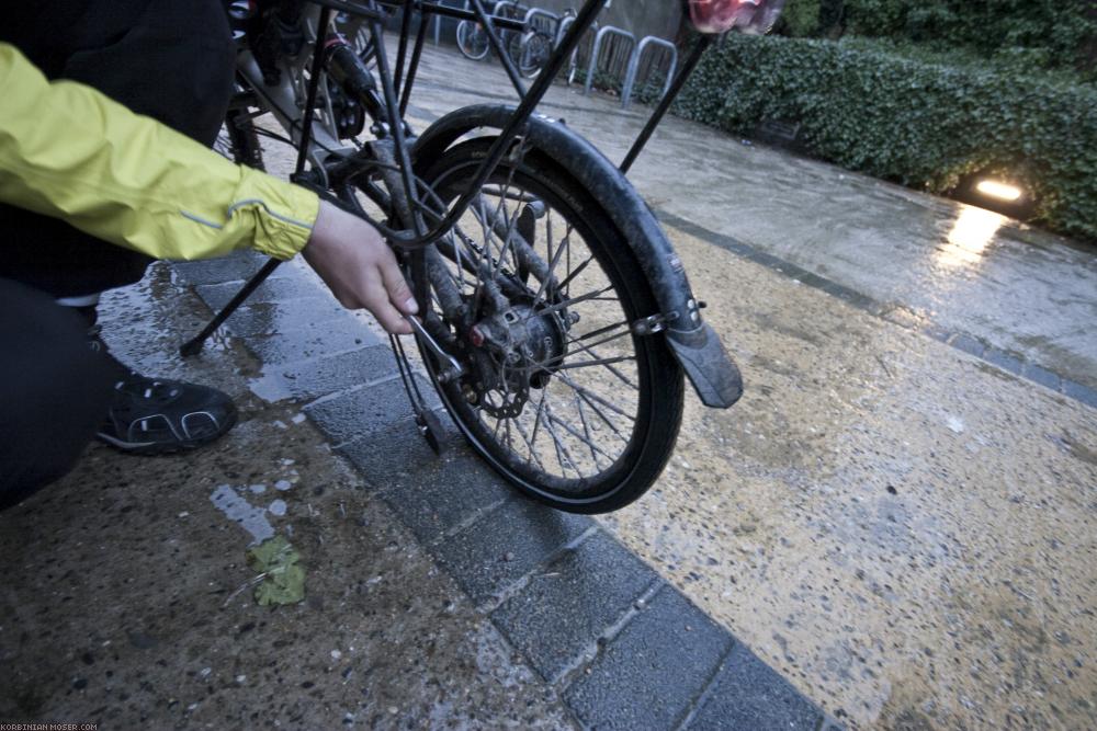 ﻿Reifenpanne im Regen. Ein Nagel hat sich durch den Schutzgürtel des Marathon-Plus gebohrt.