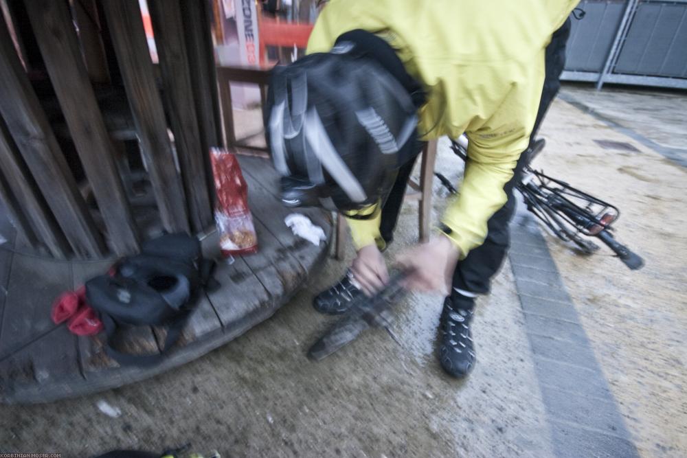 ﻿Reifenpanne im Regen. Ein Nagel hat sich durch den Schutzgürtel des Marathon-Plus gebohrt.