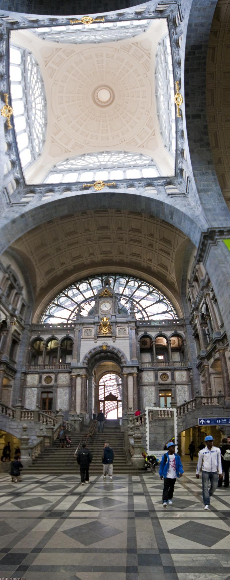 ﻿Kathedrale. Der Bahnhof von Antwerpen ist sehenswert.