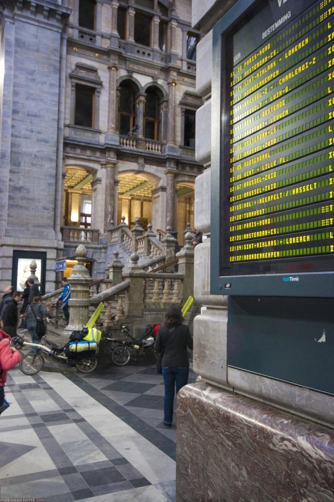 ﻿Kathedrale. Der Bahnhof von Antwerpen ist sehenswert.