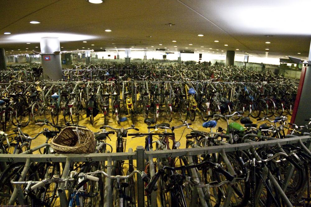 ﻿Darunter befindet sich ein ganz vorbildliches Fahrrad-Parkhaus.