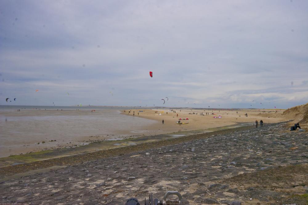 ﻿Wie Ameisen. Ein Strand mit hunderten von Drachensurfern und Kyte-Buggys. Eindrucksvoll.