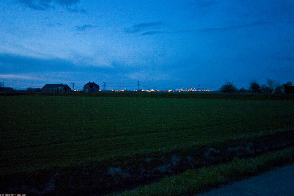 ﻿Großstadtsumpf. Wir fahren durch die Nacht gen Rotterdam.