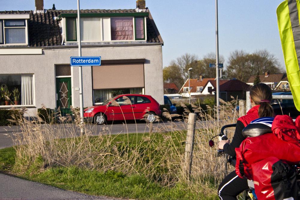 ﻿Rotterdam. Nadem wir in dieser Stadt den halben Tag vergeudet haben, sind wir froh, das letzte Stadtschild zu passieren. Zurück ins Grüne!