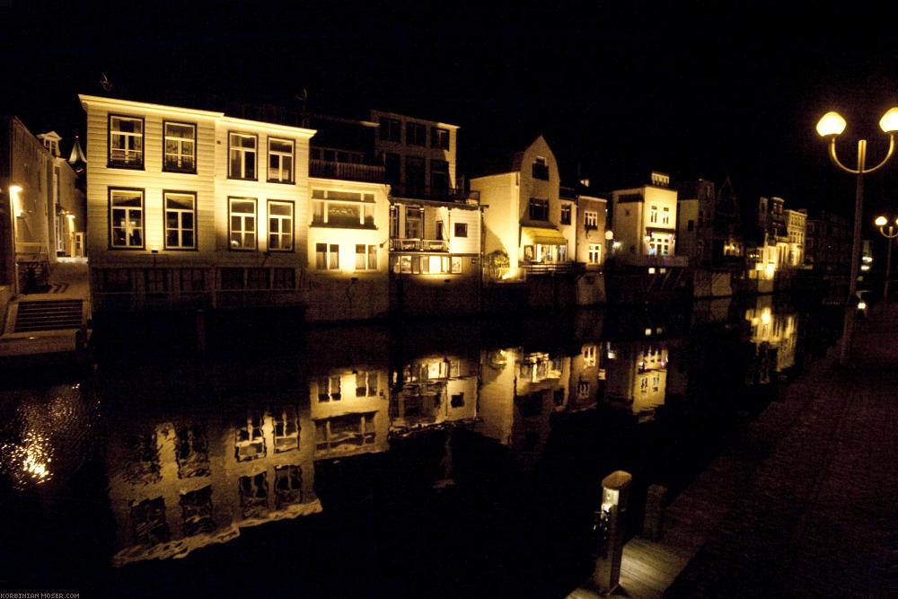 ﻿Tief in der Nacht erreichen wir Gorinchem, das Venedig der Niederlande.