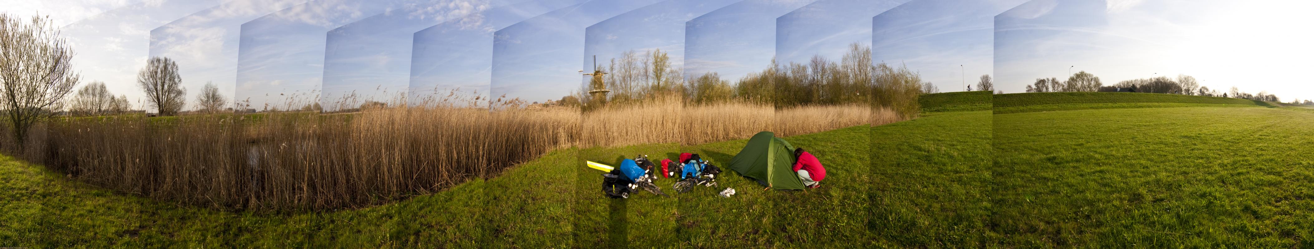 ﻿Sechste Nacht. Totmüde haben wir um 3 Uhr Nachts die erstbeste Wiese nach Gorinchem genommen.