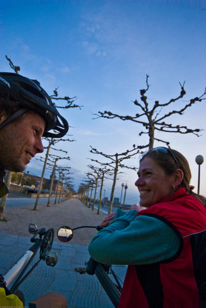 ﻿Düsseldorf. Ein sehr schöne Stadt, die auf keinem Radwegschild genannt wird. Allgegenwärtig hingegen Duisburg.