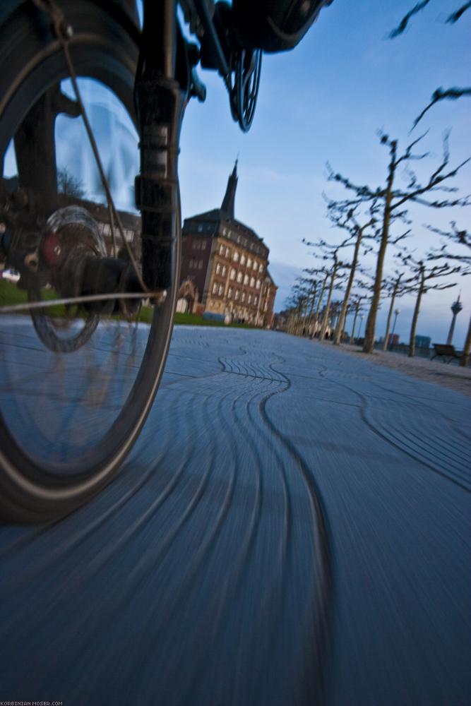 ﻿Düsseldorf. Ein sehr schöne Stadt, die auf keinem Radwegschild genannt wird. Allgegenwärtig hingegen Duisburg.