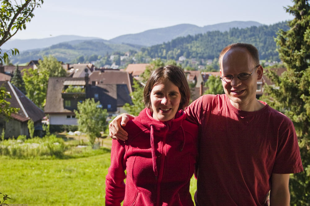 ﻿Gastfreundlich. Wir verbringen die vierte Nacht bei der Familie von Sebbi und Ursula. Dies ist der Blick von ihrem Balkon - ein schönes zu Hause für die beiden Bergfans.