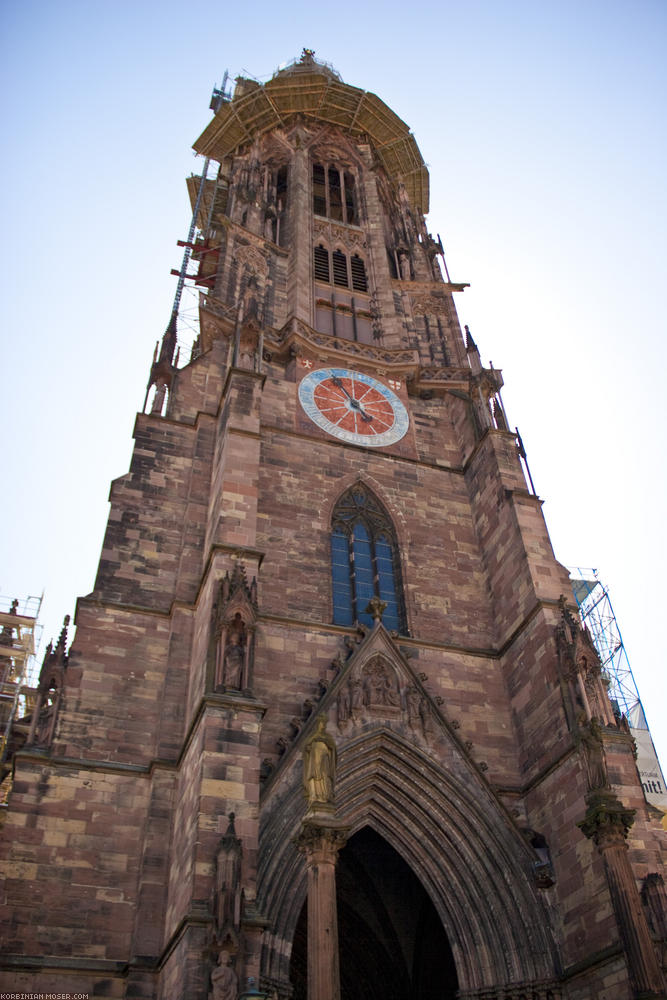 ﻿Dorfkirche? Nach Strassbourg sieht der Freiburger Münster irgendwie klein und ärmlich aus. Den hatte Kobinian größer in Erinnerung.