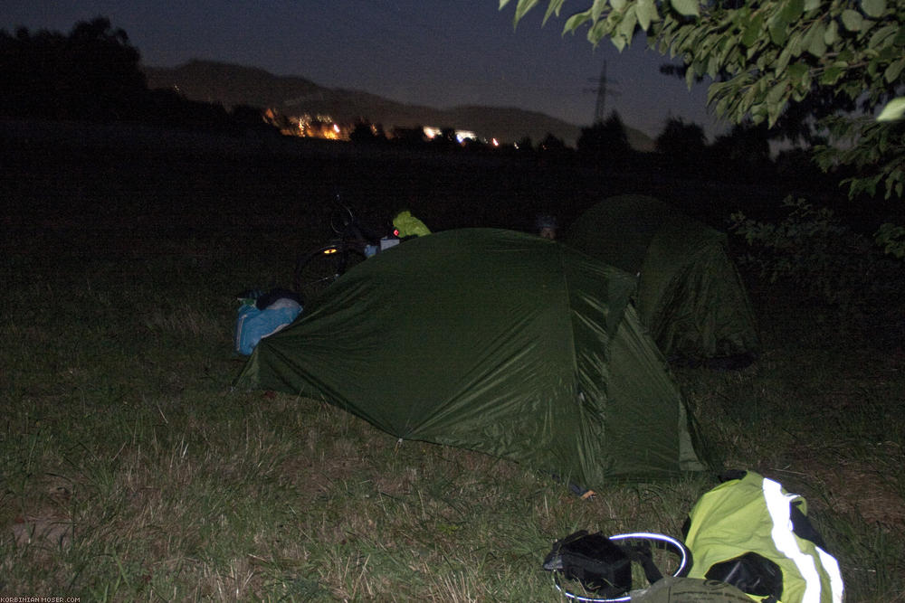 ﻿Fünfte Nacht. Wir lassen uns auf einer Wiese bei Wyhlen nieder.