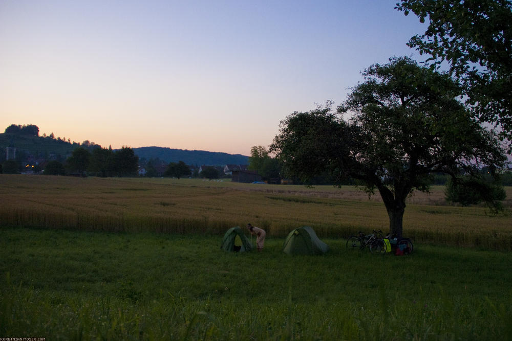 ﻿Sechste Nacht. Wiese bei Rafz. Da Kerstin sich extra ein Zelt gekauft hat, will sie es auch verwenden. Wir haben ja auch so ein teures Ultraleicht-Zelt, aber ohne ist es einfach freier. Man hat mehr Platz, hat nachts die Fahrräder besser im Blick und kommt morgens schneller los. Aber so mitten auf der Wiese braucht man es natürlich dann doch, gegen die nächtliche Tau-Nässe.