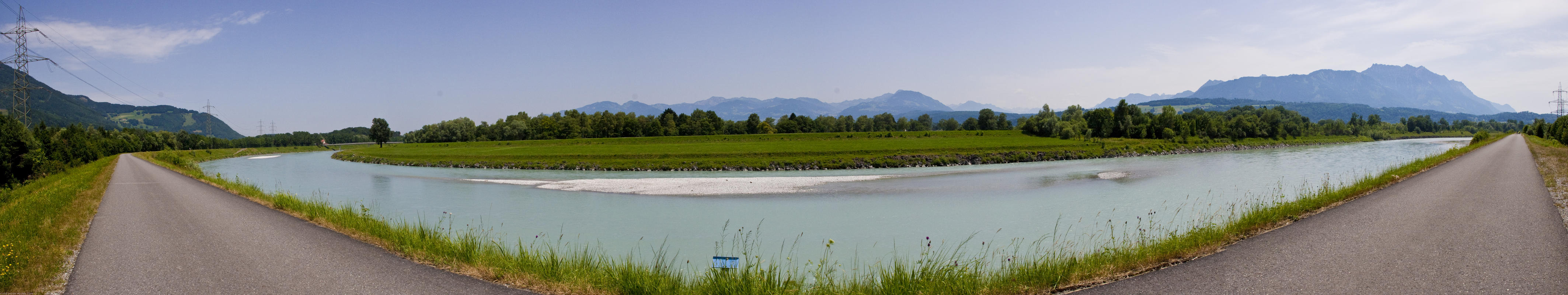 ﻿Brrr. Das Wasser des Rheins ist hier übrigens saukalt.