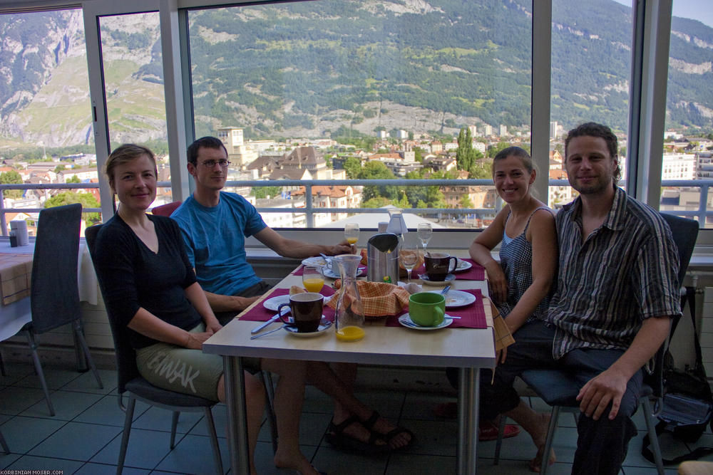 ﻿Achte Nacht, Chur. Abends hat es angefangen zu regnen. Trotz der sehr teuren Preise gehen wir essen und übernachten in einem Hotel.