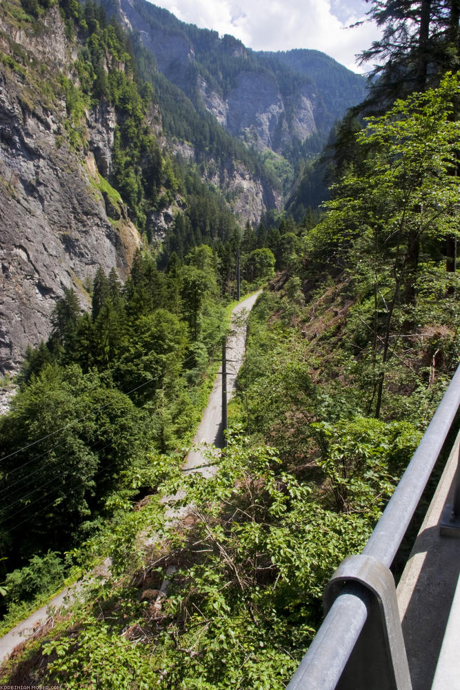 ﻿Siehe da: Unterhab der Autostraße liegt ein vielversprechend aussehender Weg.