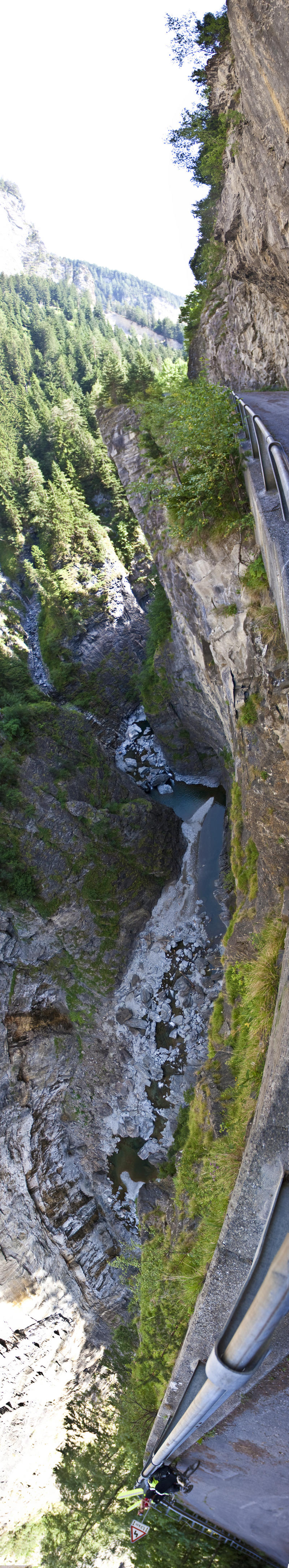 ﻿Schlucht. Neben uns geht es steil bergab.