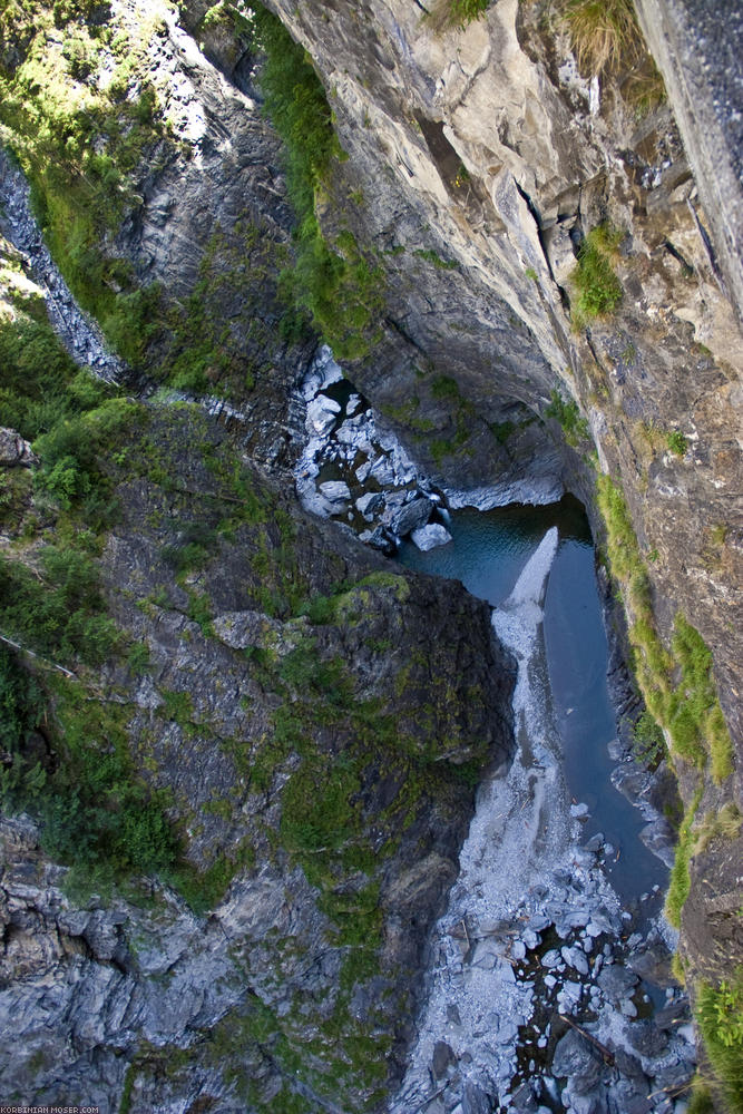 ﻿Schlucht. Neben uns geht es steil bergab.