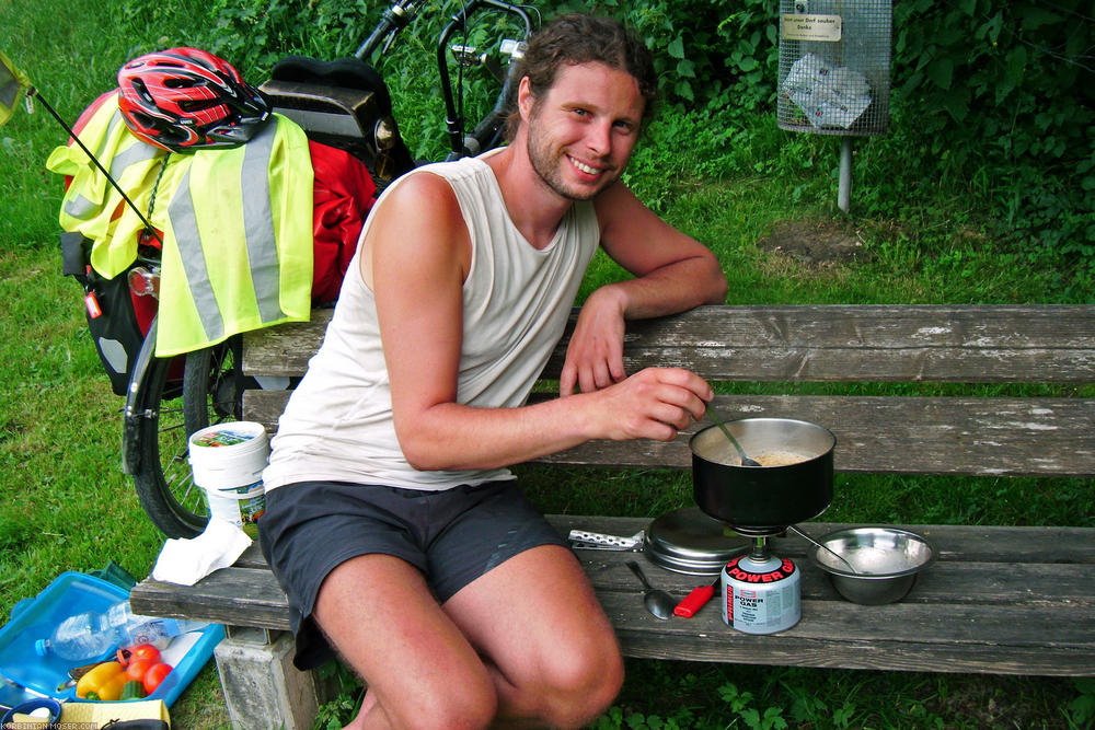 ﻿Soup stop. Chefkoch bei der Arbeit.