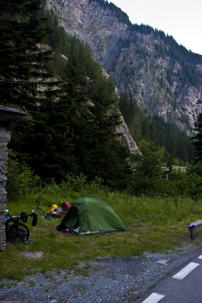 ﻿... schlagen wir unser Zelt am Straßenrand auf. Neben einer Hütte, die blöderweise verrammelt und verriegelt ist.