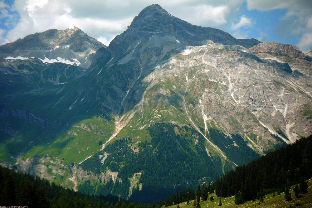 ﻿Die Landschaft wird allmählich karg und felsig. Die vielen rauschenden Bäche verbreiten Flughafenatmosphäre.