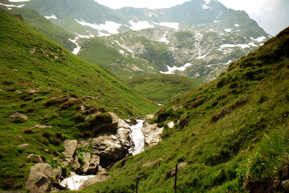 ﻿Die Landschaft wird allmählich karg und felsig. Die vielen rauschenden Bäche verbreiten Flughafenatmosphäre.