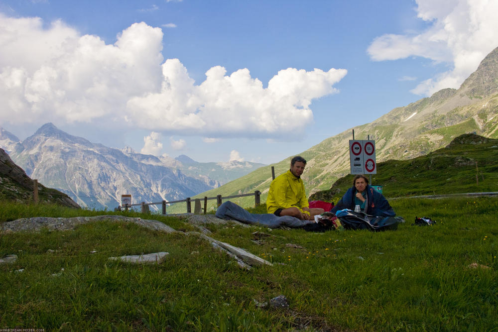 ﻿Am Höhepunkt machen wir ein ziemlich windiges Gipfelpicknick.