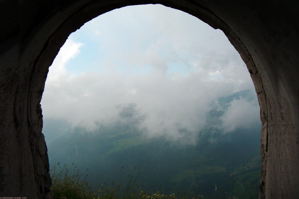 ﻿Wolken und Berge im Tunnelfenster.